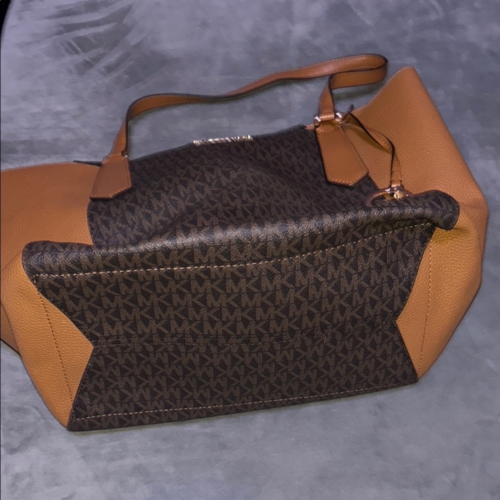 HP🎊🎊🎊Michael Kors Brown and Tan Women's Bag